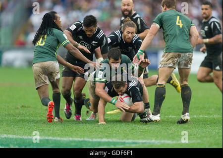Hong Kong Rugby Sevens, Nueva Zelandia Kurt Baker es abordada por Sudáfrica Ruhan Nel. Foto de stock