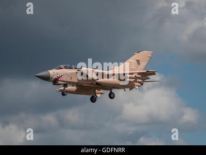 El comercio internacional de 2016 en Farnborough Airshow, un Panavia Tornado GR4 de la RAF llega pintado de camuflaje de la guerra del Golfo.