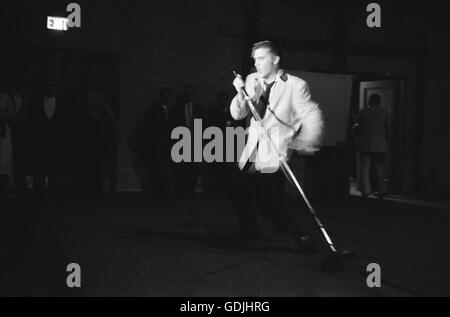 Elvis Presley durante una actuación en la Universidad de Dayton Fieldhouse, 27 de mayo de 1956. Foto de stock