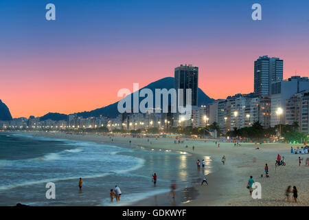 En la noche de la playa de Copacabana en Rio de Janeiro. Foto de stock
