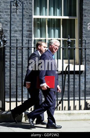 El Secretario de Defensa, Michael Fallon (derecha) sale de Downing Street, Londres, después de la primera reunión de gabinete del nuevo gobierno.
