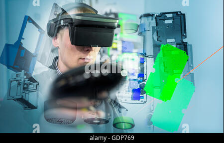 Imagen compuesta del ingeniero llevar auriculares VR en realidad virtual suite