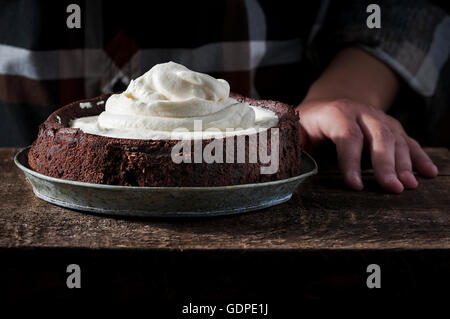 Mississippi torta de barro con trozos de chocolate y crema en la parte superior Foto de stock