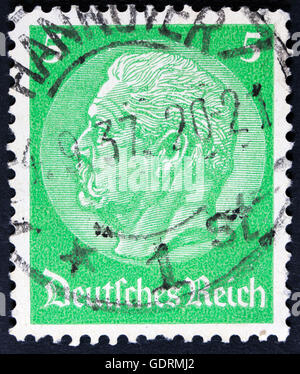 Antiguo sello alemán utilizado a partir del 30 de diciembre de 1934 año con Bismarck y el sello de Berlín, y deutsche reich subtítulos aparte en blanco Foto de stock