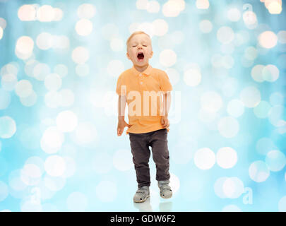 Feliz chico gritando o estornudos Foto de stock