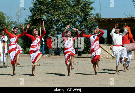 La imagen de Bihu bailarines de Assam en festival de Bucero, Nagaland, India Foto de stock