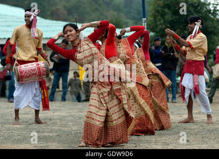 La imagen de Bihu bailarines de Assam en festival de Bucero, Nagaland, India Foto de stock