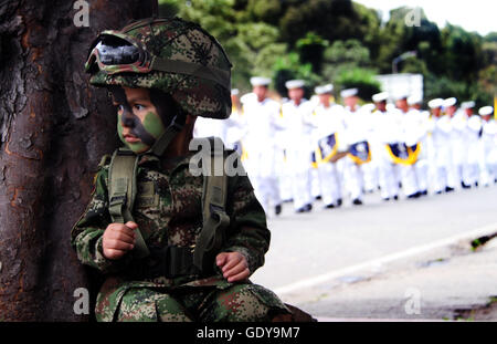 Chico colombiano en un traje de soldado durante el día de la Independencia  Colombiana 206th desfile militar (Phoho por César Mariño García/Pacific  Press Fotografía de stock - Alamy