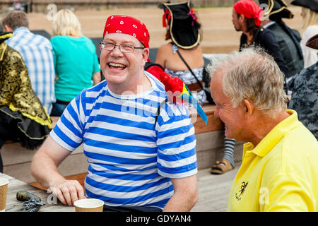 Hombre Alegre En El Traje Del Pirata, Aislado En Blanco Foto de archivo -  Imagen de medio, partido: 45773734