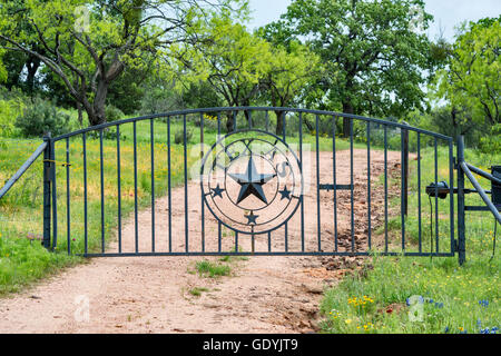 Rancho gate en Hill Country cerca de Mason, Texas, EE.UU.