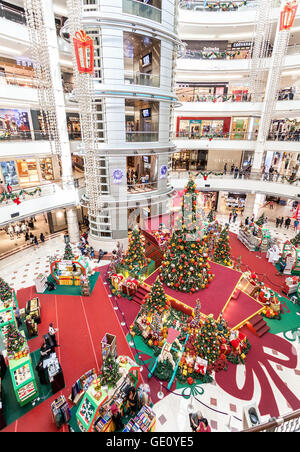El tiempo de Navidad en el Suria KLCC, el premier de Malasia shopping mall con 6 niveles de puntos de venta y más de 320 tiendas. Foto de stock