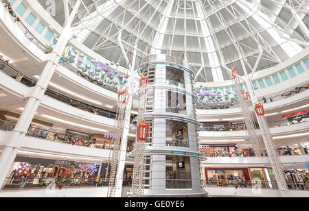 El tiempo de Navidad en el Suria KLCC, el premier de Malasia shopping mall con 6 niveles de puntos de venta y más de 320 tiendas. Foto de stock