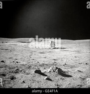 (6 de febrero de 1971) el astronauta Edgar D. Mitchell, piloto del módulo lunar, fotografió una amplia vista mostrando compañeros Luna-explorer astronauta Alan B. Shepard Jr., comandante de la misión, y el módulo lunar del Apolo 14 (LM). Un pequeño grupo de rocas y unas cuantas impresiones realizadas por el lunar cubrecalzados de Mitchell están en primer plano. Mitchell estaba de pie en el campo de Boulder, situado justo al norte por el noroeste de la LM, cuando tomó esta fotografía durante la segunda Apolo 14 actividad extravehicular (EVA-2), el 6 de febrero de 1971. Mientras que el astronauta Stuart A. Roosa, piloto del módulo de comando del, se quedaron con el comando y Foto de stock