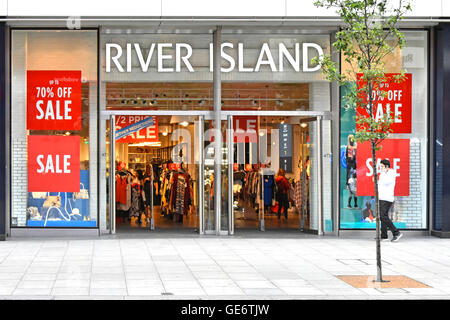 Venta de carteles de descuento en la tienda windows en River Island tienda de ropa & entrada frontal en Oxford Street shopping street West End de Londres, en Inglaterra