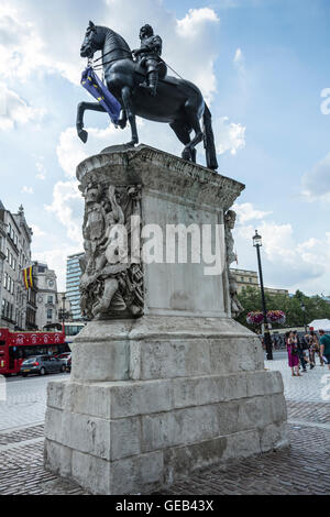 Una estatua de bronce del rey Carlos 1 a caballo en Trafalgar Square, Westminster, Londres, Inglaterra, Reino Unido