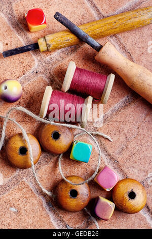 Joyeria de madera abalorios y herramientas para costura en casa Fotografía stock - Alamy