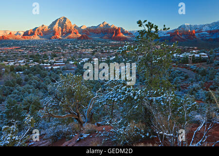 Geografía / viajes, Sedona, Arizona, EE.UU., la ciudad de Sedona, en invierno, después de la caída de nieve fresca, Arizona, uso No-Exclusive