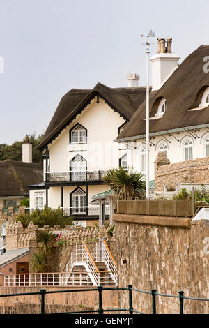 Reino Unido, Inglaterra, Devon, en Sidmouth, casas de playa de paja sobre Peak Hill Road con vistas a Clifton Beach