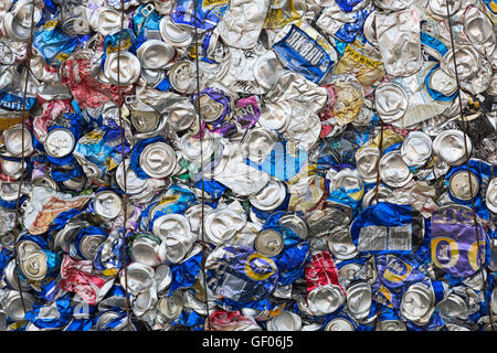 Reciclaje de latas de bebidas trituradas en exhibición en New Forest & Hampshire County Show, Brockenhurst, Hampshire, Reino Unido en julio Foto de stock