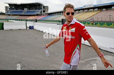 Hockenheim, Alemania. 28 de julio de 2016. El alemán de Fórmula 1 Sebastian Vettel pilotos de la Scuderia Ferrari, caminando a lo largo de la pista en el Hockenheimring de Hockenheim, Alemania, el 28 de julio de 2016. El Gran Premio de Alemania comienza el 31 de julio de 2016. Foto: JAN WOITAS/dpa/Alamy Live News