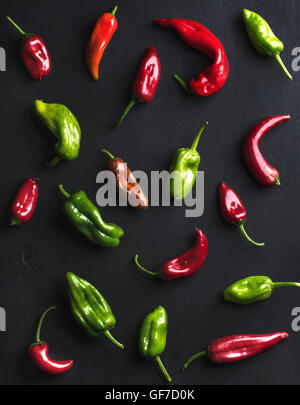 Patrón de pequeñas coloridos hot chili peppers sobre fondo negro
