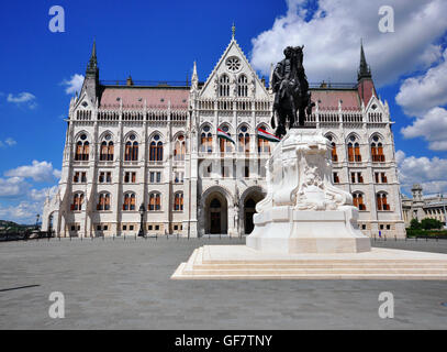 BUDAPEST, HUNGRÍA - 16 de mayo: el conde Gyula Andrássy estatua en Budapest el 16 de mayo de 2016. Budapest es la capital y mayor ciudad de Foto de stock