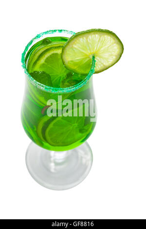 Limón y menta verde, beber vodka aislado sobre fondo blanco.