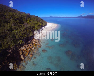 Playa y arrecifes de Fitzroy Island, en la Gran Barrera de Coral, con el norte en la costa de Queensland, Australia antecedentes Foto de stock