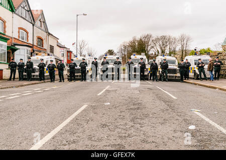 Belfast, Irlanda del Norte. El 1 de marzo de 2014 - PSNI forman una línea a través del Woodvale Road para impedir el paso de un desfile de la Orden de Orange leales Foto de stock