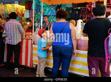 Lagunilla Mercado en Ciudad de México, México. Quinceanera vestidos para la  venta en parada de interior Fotografía de stock - Alamy