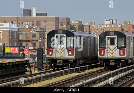 Dos elevado #7 del paso de los trenes de metro uno de otro en Jackson Heights, Queens, Nueva York. Foto de stock