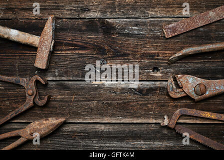 Sucio oxidados herramientas sobre un fondo de madera (procesamiento de cross-process)