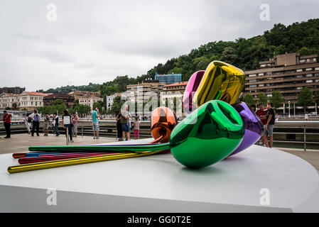 Los tulipanes escultura de Jeff Koons en el Museo Guggenheim Bilbao, País Vasco, España
