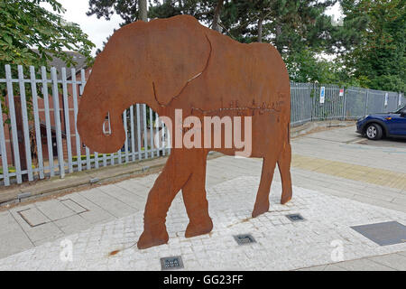 Una escultura de elefante de acero es un signo dirigiendo los peatones al centro de la ciudad desde la estación de tren norte de Colchester, Essex, Inglaterra Foto de stock