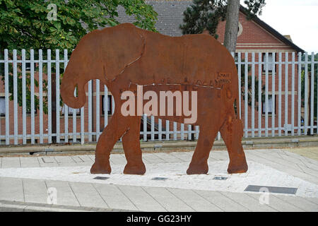 Una escultura de elefante de acero es un signo dirigiendo los peatones al centro de la ciudad desde la estación de tren norte de Colchester, Essex, Inglaterra Foto de stock