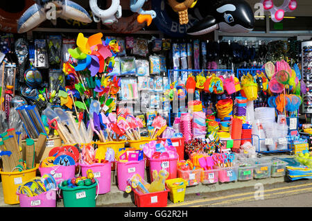 Pintoresca playa de mercadería a la venta fuera de una tienda de regalos Foto de stock