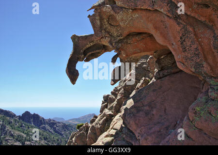 Tafoni (erosión en granito) en el Capu d'Orto cerca de Porto, en Córcega, Francia Foto de stock