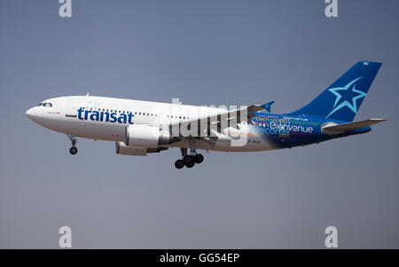 Airbus A310-300 de Air Transat llegando al aeropuerto de El Prat en Barcelona, España. Foto de stock