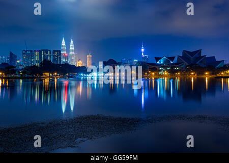 Horizonte de Kuala Lumpur por la noche, visto desde los lagos Titiwangsa, Kuala Lumpur, Malasia