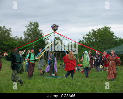 Las murgas participantes bailan alrededor de un árbol de mayo a día de Robin Hood y Wadsley Loxley comunes cerca de Sheffield Foto de stock