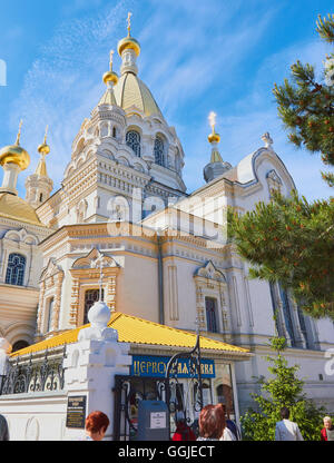Los fieles de la Catedral Pokrovsky, Bolshaya Marskaya Calle Sebastopol, la Crimea Europa oriental Foto de stock
