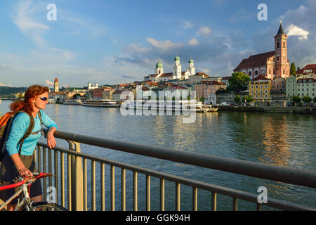 Ciclista mirando hacia el río Danubio a Passau, Baja Baviera, Alemania