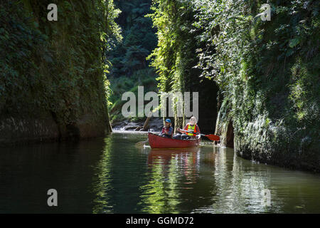 Una niña y una mujer en un viaje en canoa en el río Whanganui, Isla del Norte, Nueva Zelanda Foto de stock