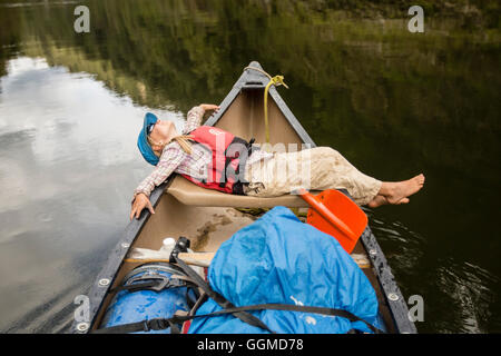 Una chica en un viaje en canoa en el río Whanganui, Isla del Norte, Nueva Zelanda Foto de stock