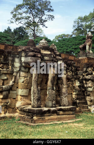 Los murales de piedra en la terraza de elefantes en el complejo del templo de Angkor Wat, Siem Reap, Camboya. Foto de stock