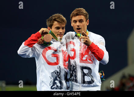 Gran Bretaña está Tom Daley (derecha) y Daniel Goodfellow (izquierda) celebra con sus medallas de bronce después de los hombres de la plataforma 10m sincronizado al final Maria Lenk Aquatics Centre en el tercer día de los Juegos Olímpicos de Río de Janeiro, Brasil. Foto de stock