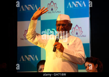 Personalidad famosa Anna Hazare diciendo unas palabras de sabiduría en el cartel ceremonia de lanzamiento de una próxima biopic sobre su vida. Foto de stock