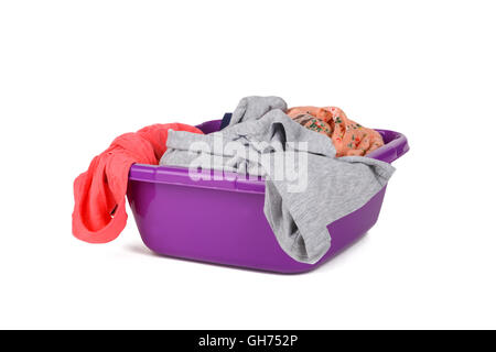 Montón de ropa sucia en una canasta de lavado, servicio de lavandería cesta  con colorida toalla, canasto con ropa limpia, colorida ropa en una cesta de  lavandería Fotografía de stock - Alamy