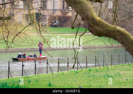 En una temprana mañana de primavera en Cambridge, Reino Unido, turistas toman un viaje en un punt en el río Cam.
