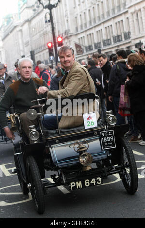De Dion Bouton veterano coche hecho en 1899 en el Motor Show de Regent Street, el 31 de octubre de 2015, Londres, Reino Unido. Foto de stock